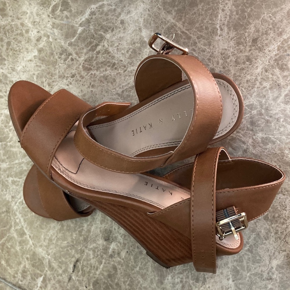 cognac kelly & katie elendra wedge sandals
